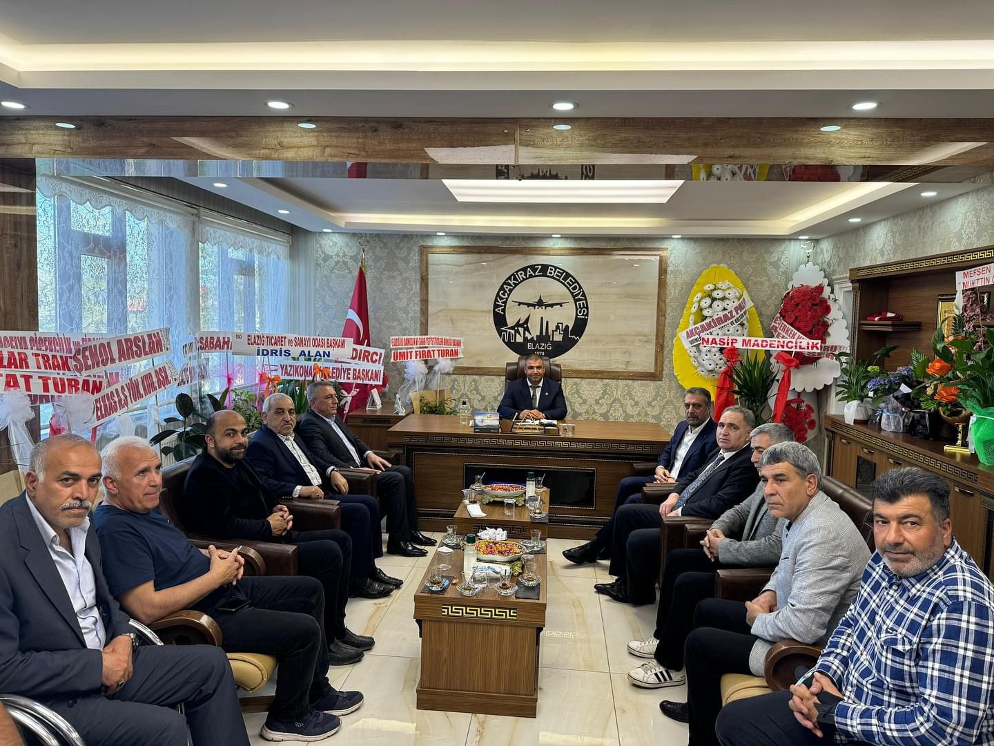 Elazığ Bingöllüler Derneği Başkanı Ali Barhturmus ve yönetimi güzide beldemiz Akçakiraz’a gelerek bizlere hayırlı olsun dileklerini ilettiler. Kendilerine nazik ziyaretlerinden ötürü teşekkür ederim.