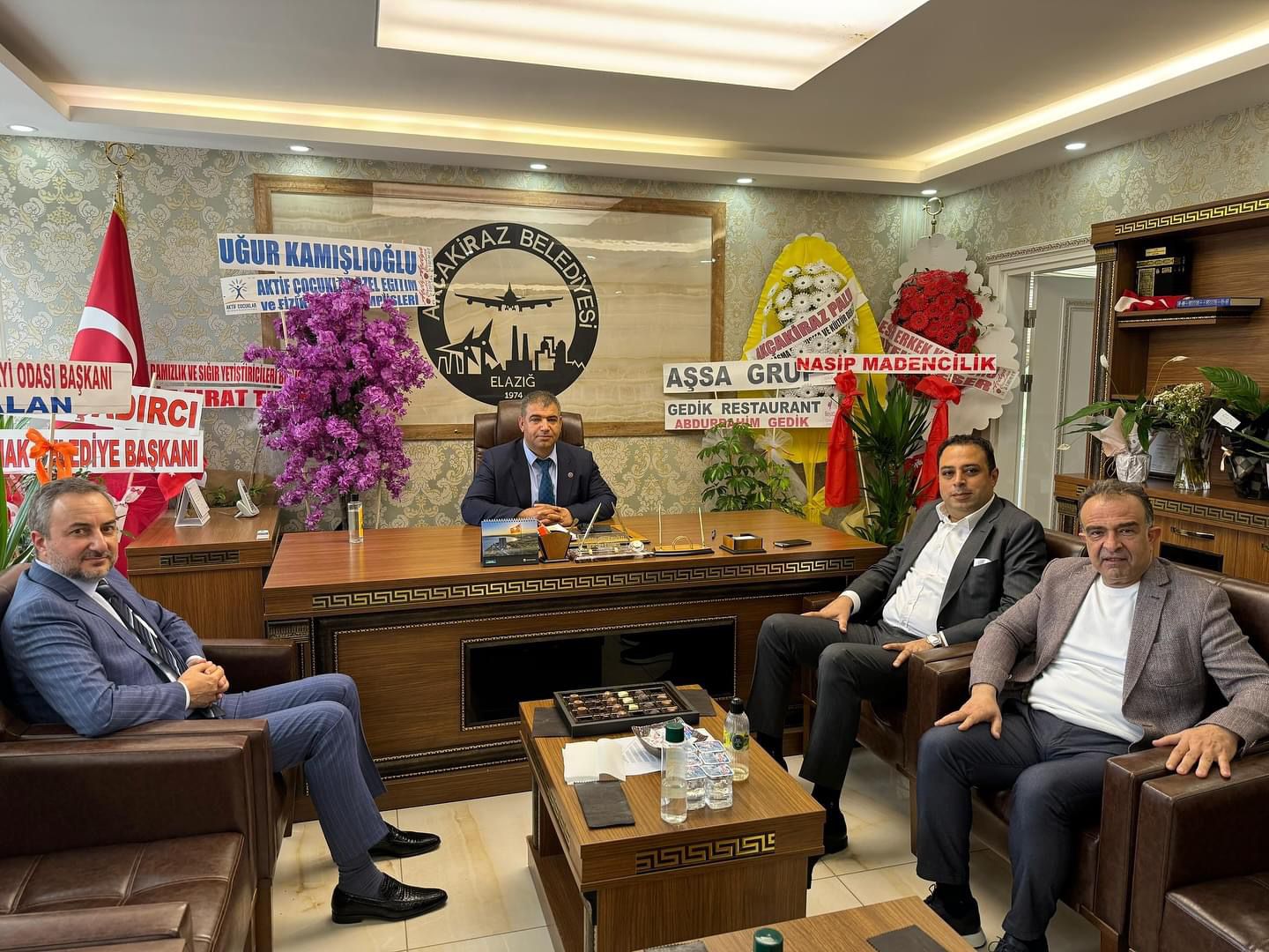 Elazig’in istihdamina katkilar sunan is insanlarimiz Asilhan Arslan, Ahmet Yasar ve Mete Obuz’u güzide beldemiz Akçakiraz’da agirladik. Nazik ziyaretlerinden dolayi kendilerine tesekkür ederim.